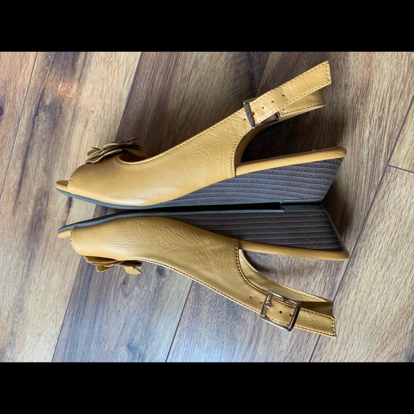 Adorable Yellow Dress Sandals - Picture 4 of 8